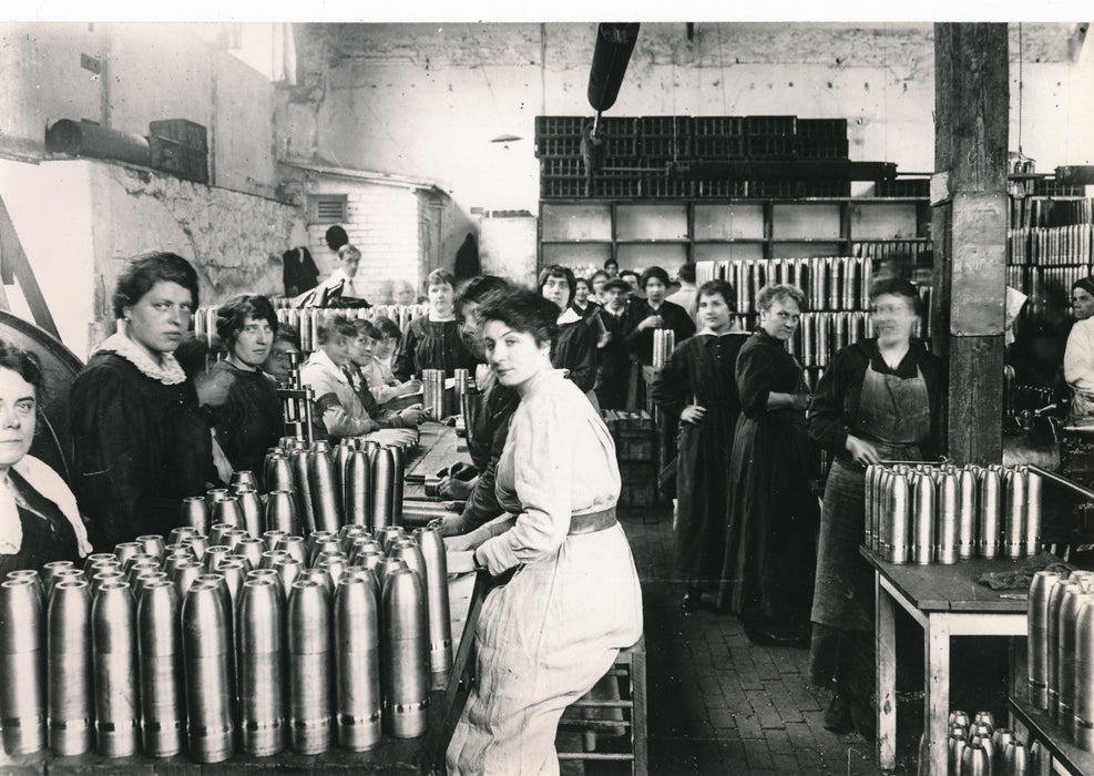 photo Guerre 1914-1918 femmes ouvrière fabrication obus tirage postérieur