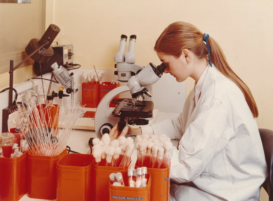 Hôpital Saint Antoine photo couleur v. 1970 laboratoire de bactériologie 