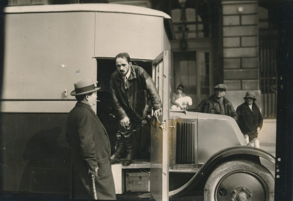2 photos photographie Marcel Amiguet peintre graveur suisse camion atelier
