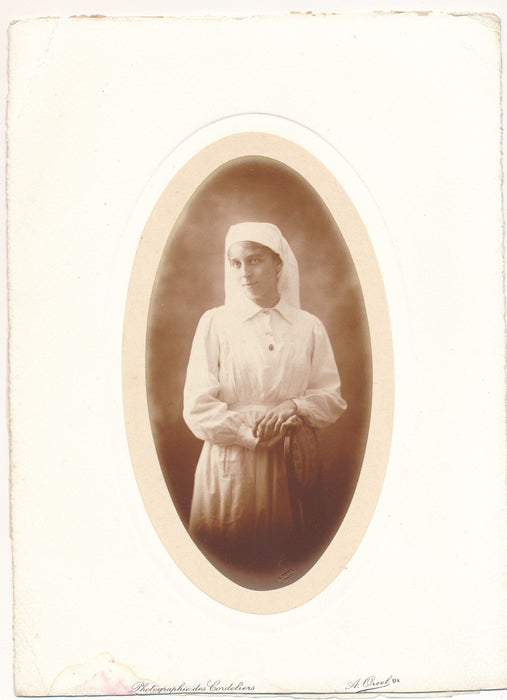 5 portraits même femme A. Orcel photographies des Cordeliers Lyon bel ensemble