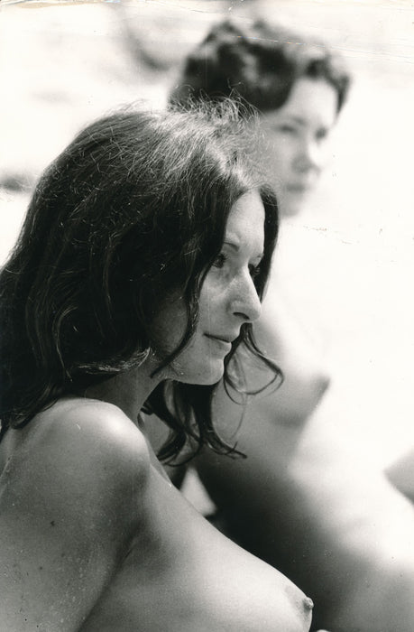 Femme sur ses coudes