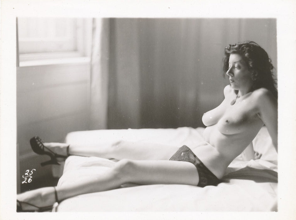 Photo Femme allongée curiosa lit sein photo argentique époque années 1960 sexy