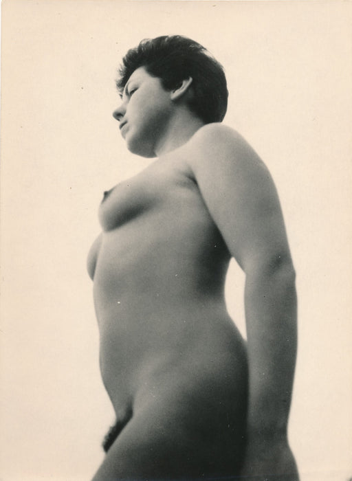 photographie vintage années 40 contre plongée sein sexy femme