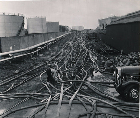 Industrie stockage tuyaux tirage argentique époque fin années 1960 photo pétrole