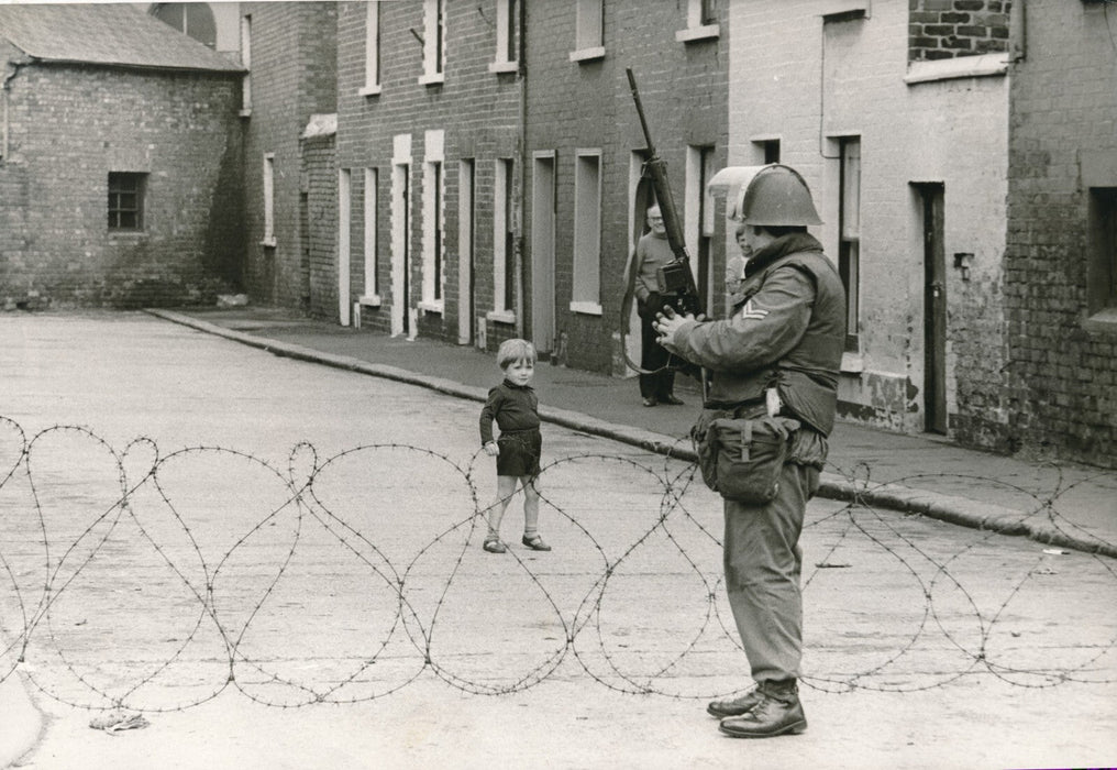 John HILLELSON  Irlande du Nord ? enfant soldat photo photographie époque