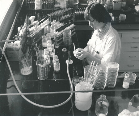 Lactose travail laboratoire photo argentique époque années 1960 Almasy
