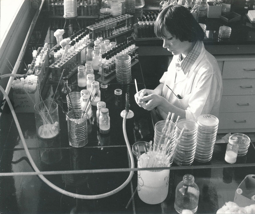 Lactose travail laboratoire photo argentique époque années 1960 Almasy