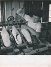 Le jeune sabotier sabot travail photo photographie époque vintage artisan
