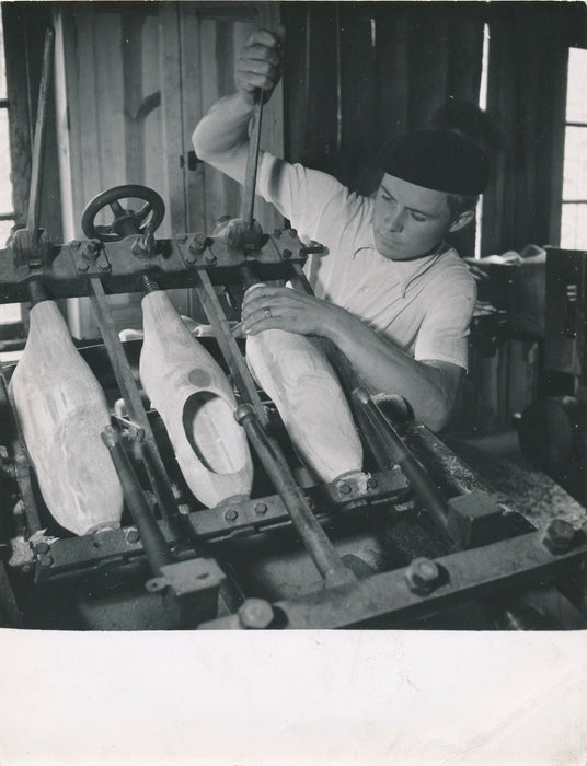 Le jeune sabotier sabot travail photo photographie époque vintage artisan