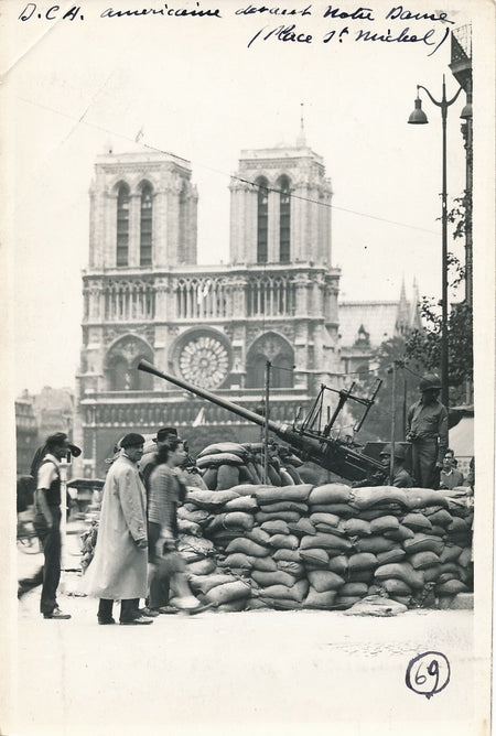 LIBÉRATION DE PARIS, 1944  12 photographies (18 x 12 cm) légendées Luxembourg