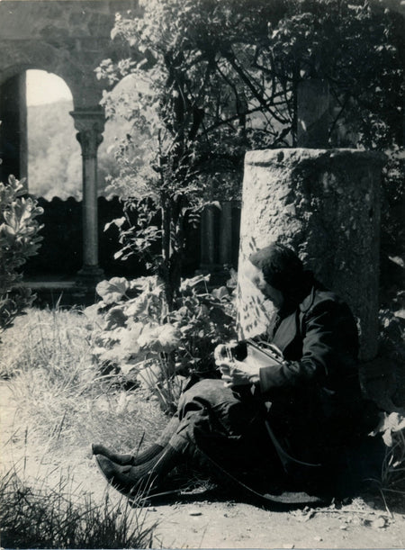 Veille femme dans un site historique époque