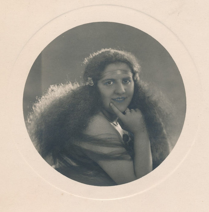 Portrait de femme tondo argentique époque vers 1930 cheveux photo photographie