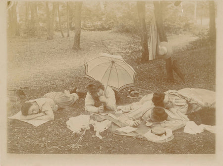 4 femmes allongées forêt snapshot photo amateur v. 1900 photographie