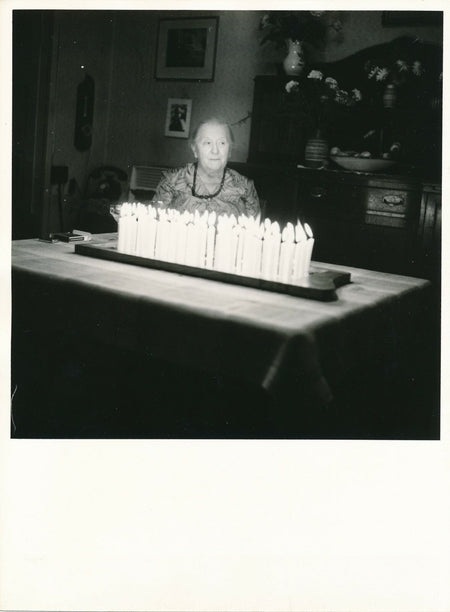 L’anniversaire de la femme âgée photo photographie vintage vers 1950 bougie 