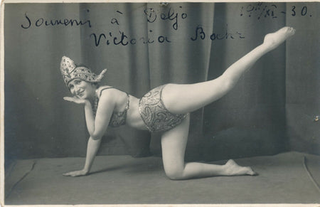 danseuse danse cabaret photo photographie signée Victoria Boehr jambe