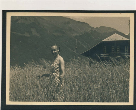 snapshot femme champ blé montagne robe argentique époque