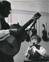 Le duo : guitare et flûte photo photographie enfant guitariste flûtiste v. 1960