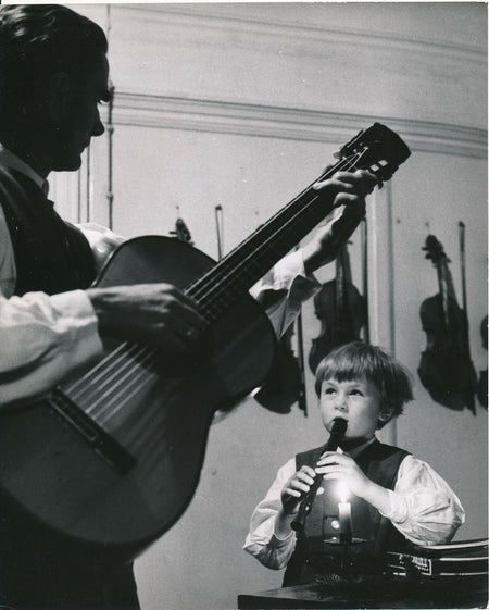 Le duo : guitare et flûte photo photographie enfant guitariste flûtiste v. 1960