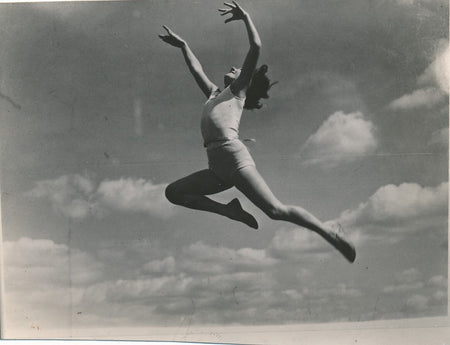 Le saut femme Tirage argentique d’époque, années 1930 ET négatif verre