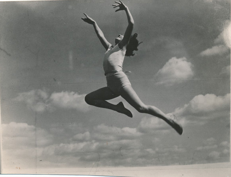 Le saut femme Tirage argentique d’époque, années 1930 ET négatif verre