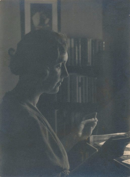 Femme profil jeu de cartes photographie argentique d’époque, années 30