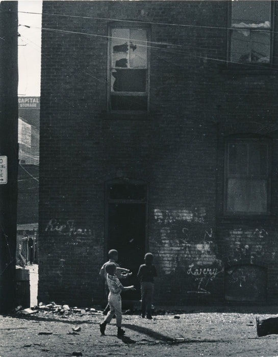 Bâtiment abandonné et enfants États-Unis 1970 photo photographie