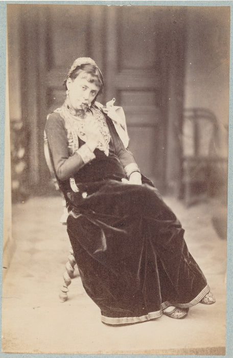 Femme assise portrait regard tirage papier albumine v. 1890