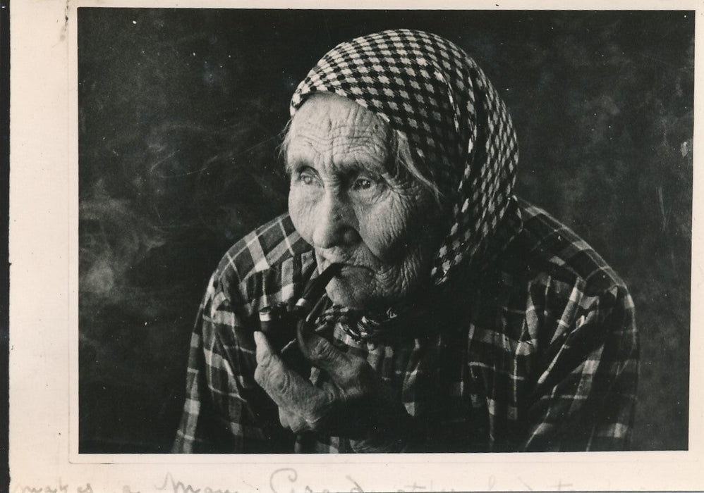 Portrait d’une femme âgée à la pipe photo photographie avec négatif v. 1940