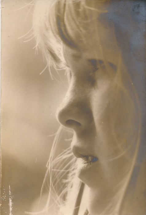 visage de jeune fille  portrait tirage sépia c. 1970 photo photographie