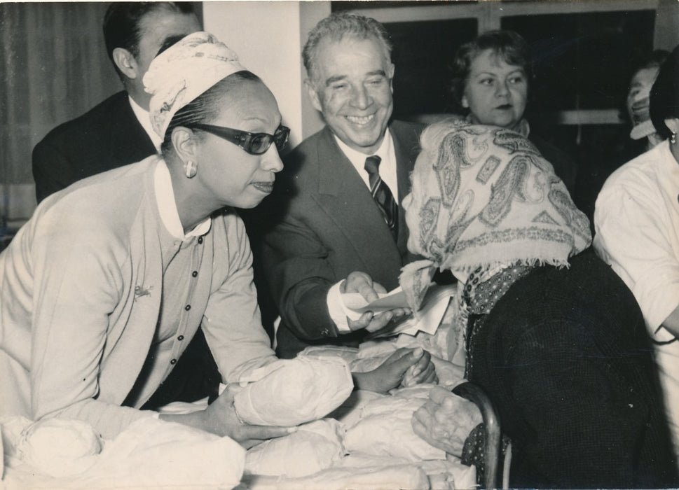 1959 Josephine Baker René Dary repas nécessiteux photo photographie