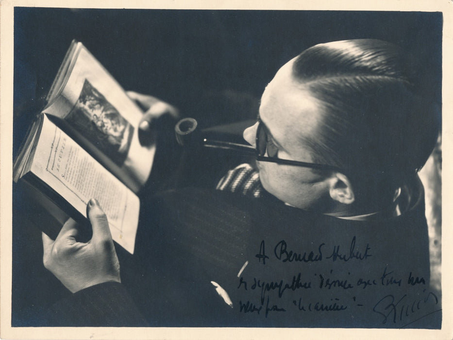 Homme lisant Le Cuvier de La Fontaine photographe Geo Blanc photo