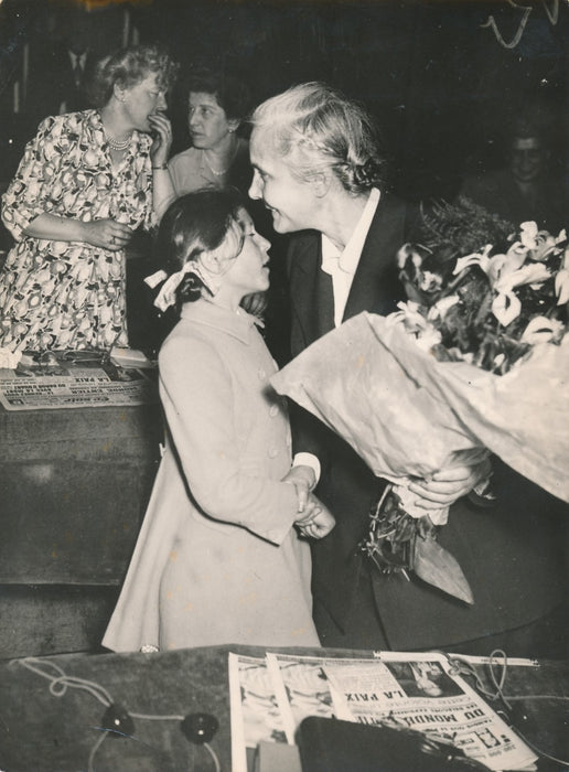 2 photos Eugénie Coton physicienne photo photographie mouvement paix 1949