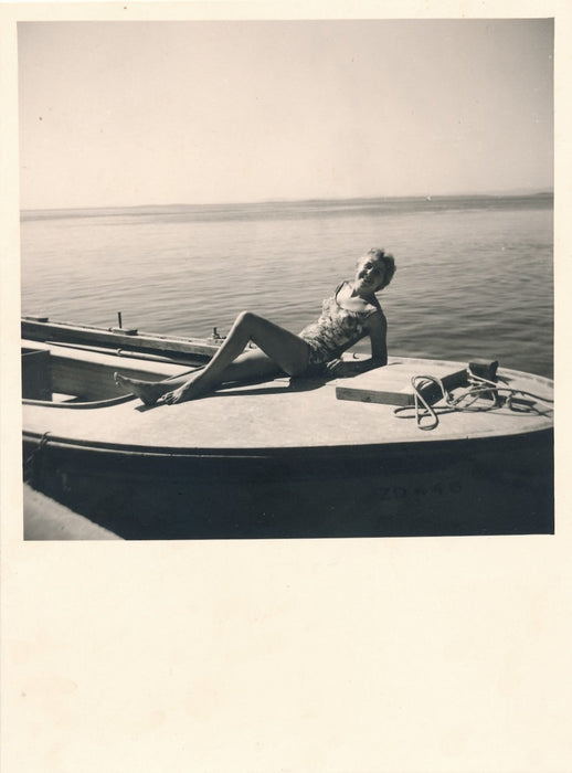 Femme sur une embarcation photo photographie snapshot mer maillot bain