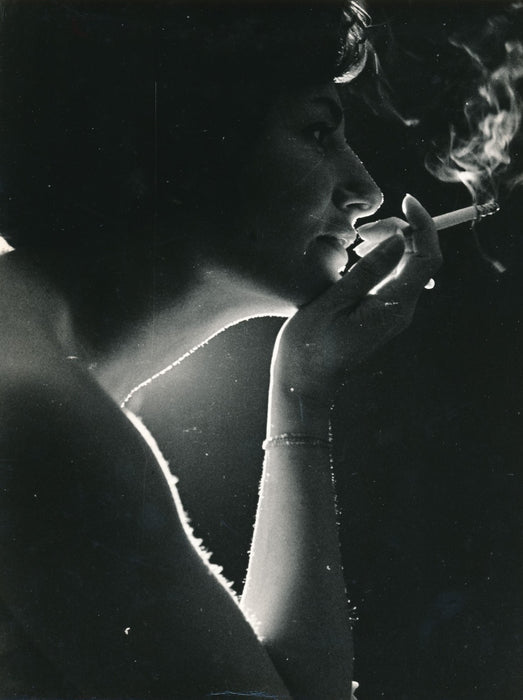 Femme cigarette photo photographie argentique visage profil v. 1960