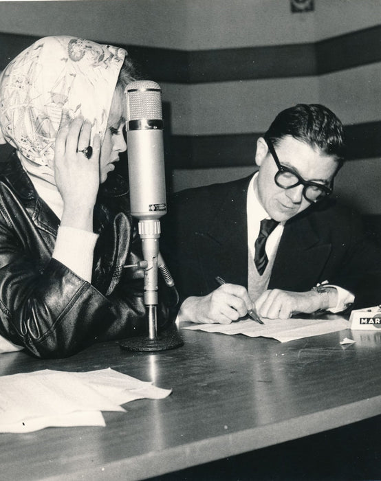 Brigitte Bardot avec un journaliste années 1960 photo photographie