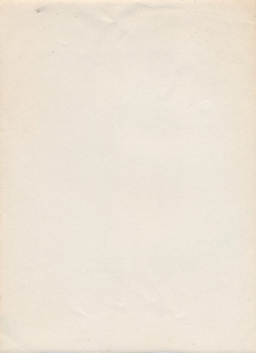 Jeune fille à la robe blanche devant une maison photo photographie v. 1910