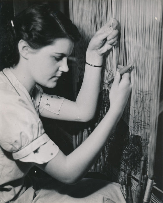 Femme travail tissage à la navette photo photographie c. 1950