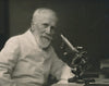 Scientifique au microscope photo photographie époque v. 1920