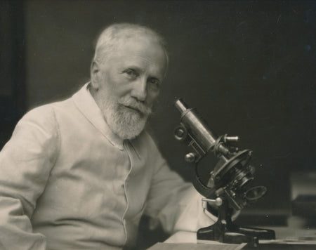 Scientifique au microscope photo photographie époque v. 1920