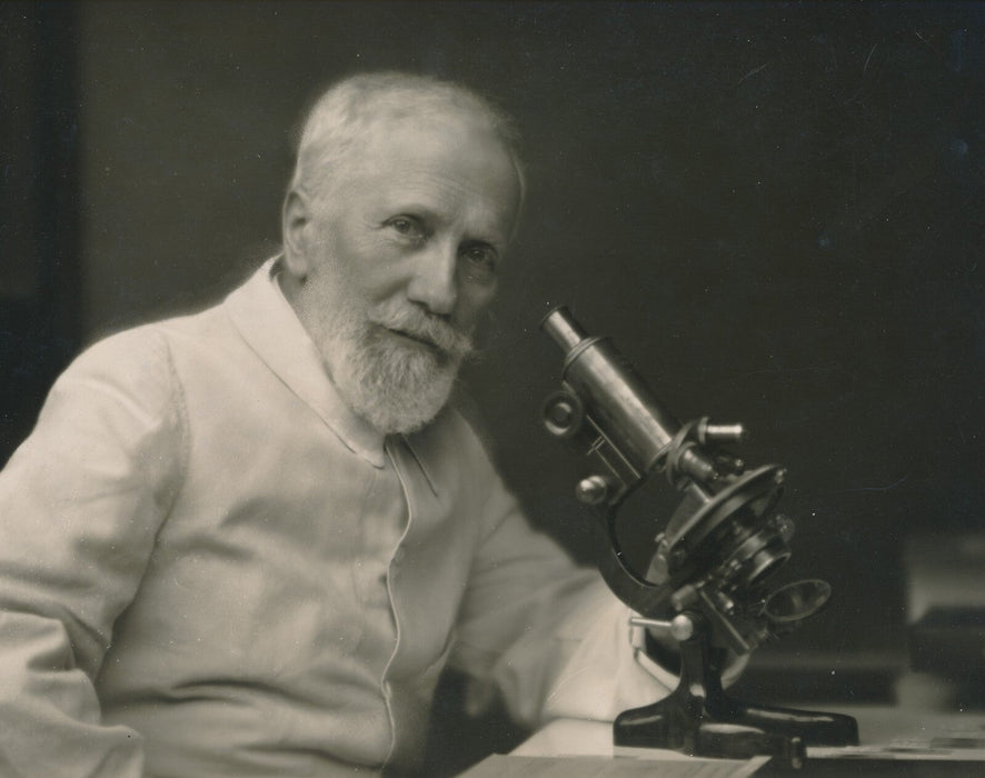 Scientifique au microscope photo photographie époque v. 1920