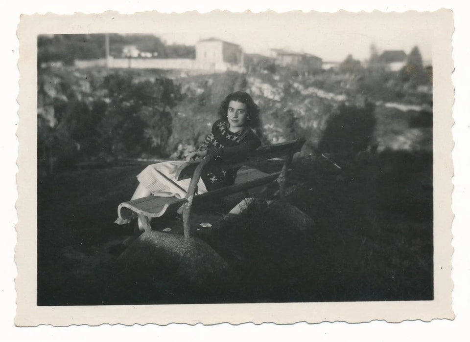 Jeune fille sur un banc snapshot photo de famille portrait photographie